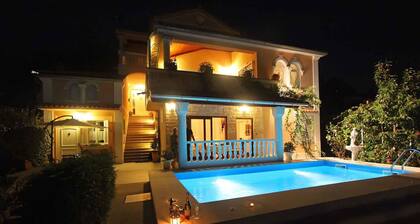 Holiday apartment with sea view and outdoor pool