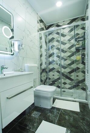 Douche, sèche-cheveux, serviettes fournies, savon