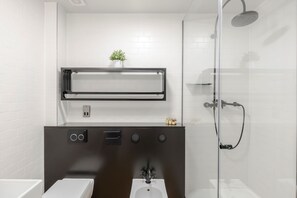 Dusche, kostenlose Toilettenartikel, Haartrockner, Shampoo