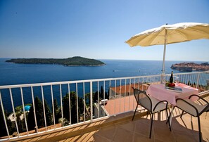 Outdoor dining - Sipa Apartments - Superior One Bedroom Apartment with Balcony and Sea View (Dubrovnik)