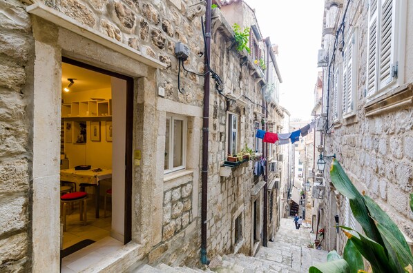 Outdoor dining - Art House Zanze- Two Bedroom Apartment with City View (Dubrovnik)