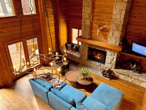 Fernseher, Kamin, DVD-Player