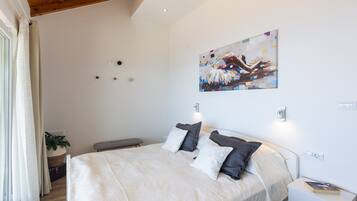 2 bedrooms, iron/ironing board, Internet, bed sheets