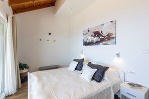 2 bedrooms, iron/ironing board, internet, bed sheets