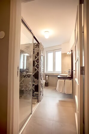 Dusche, Haartrockner, Bidet, Handtücher