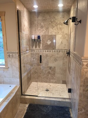 Ensemble douche/baignoire, baignoire Ă jets, sĂšche-cheveux