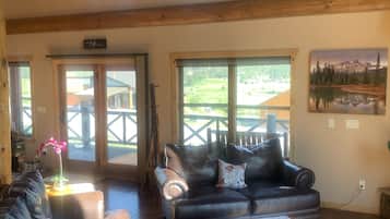 智能電視、壁爐、電子遊戲、足球機