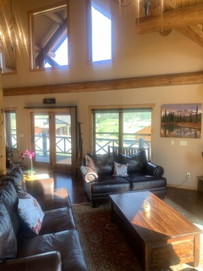 تلفزيون ذكي، مدفأة، ألعاب فيديو، كرة قدم الطاولة