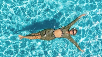 Utendørsbasseng og solsenger