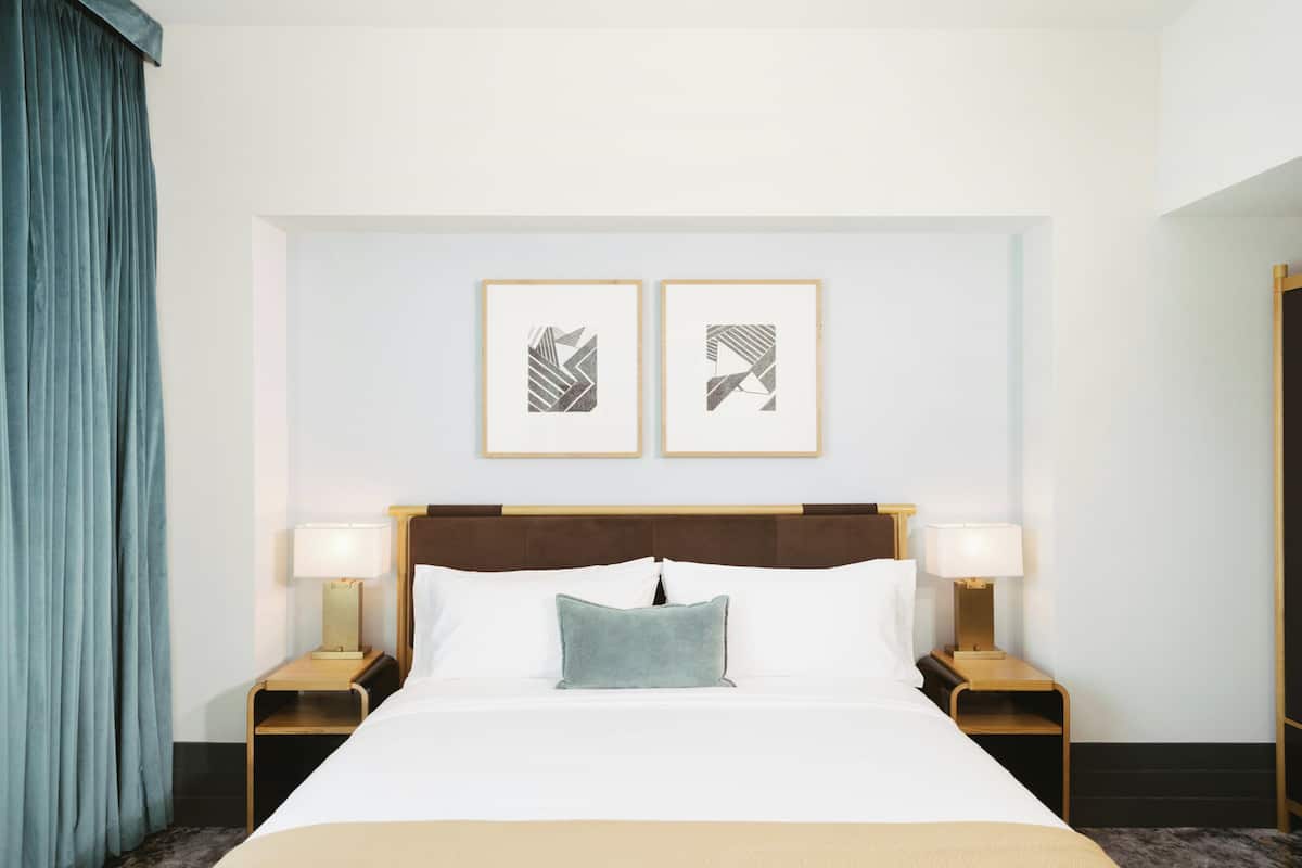 Ylelliset vuodevaatteet, minibaari, tallelokero huoneessa