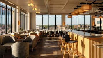 4 restaurants; ze serveren er ontbijt, lunch, diner en brunch