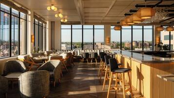 4 restaurants; breakfast, lunch, dinner, and brunch served