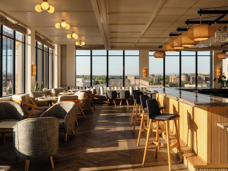 4 restaurantes; se sirve desayuno, almuerzo, cena y brunch