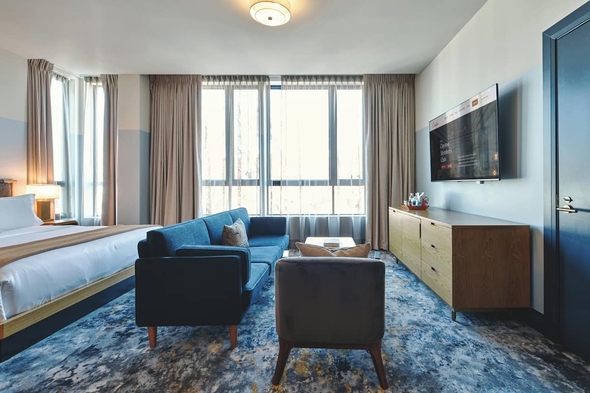 Suite junior, 1 cama King size | Ropa de cama de alta calidad y minibar