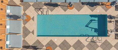 Utomhuspool och solstolar