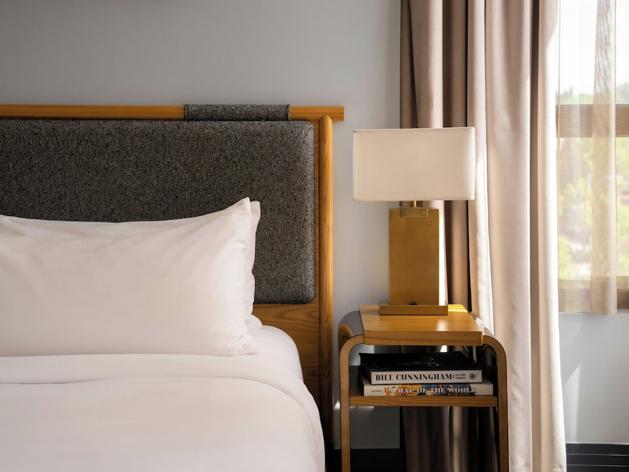Room, 1 King Bed | Premium bedding, minibar, in-room safe, individually decorated