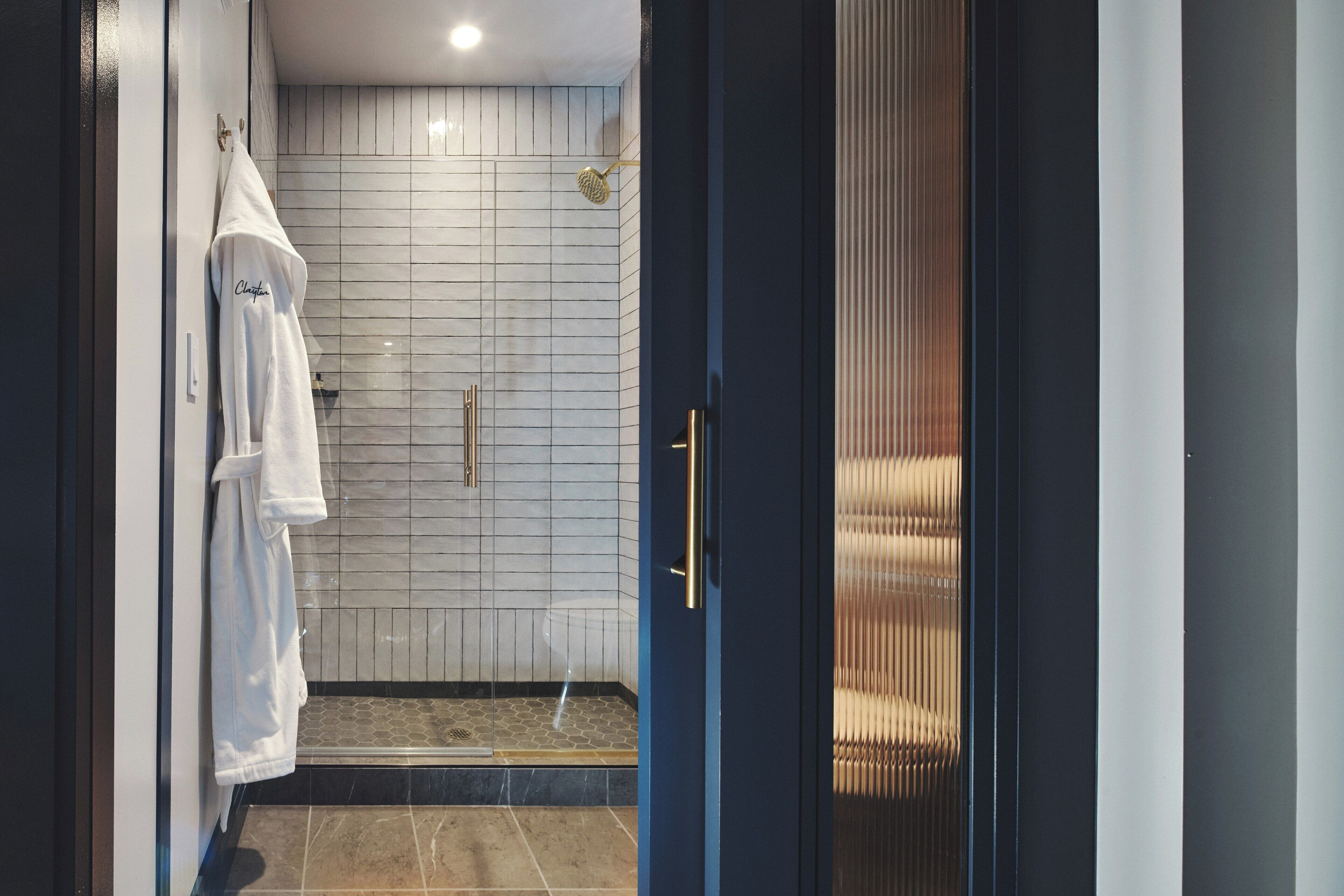 أغطية فراش متميزة وميني بار وخزنة د اخل الغرفة وبديكورات فريدة لكل غرفة