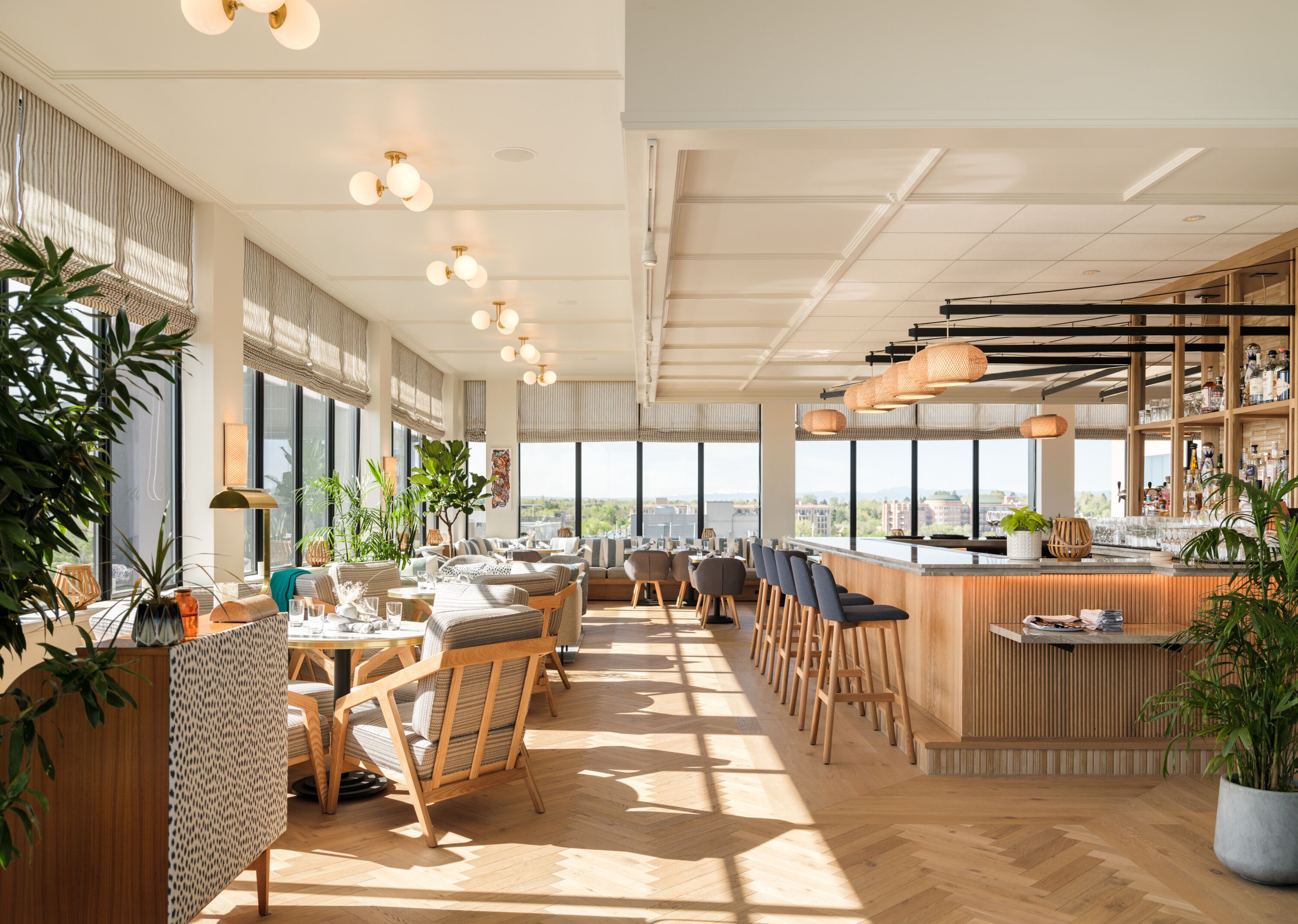 4 restaurantes; se sirve desayuno, almuerzo y cena; cocina griega