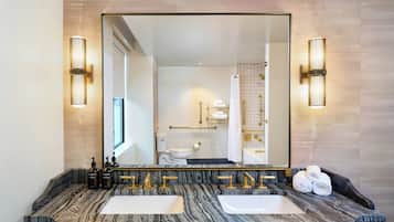 Sengetøy av topp kvalitet, minibar og safe på rommet