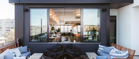 5 bars/lounges, cocktail bar, cocktail bar
