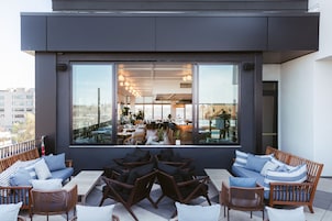 5 bars/lounges, cocktail bar, cocktail bar