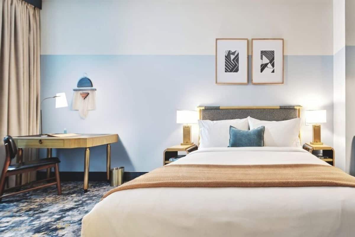 Rom, 1 kingsize-seng (Clayton | ADA) | Sengetøy av topp kvalitet, minibar og safe på rommet