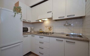 Réfrigérateur, four à micro-ondes, surface de cuisson, cafetière-théière