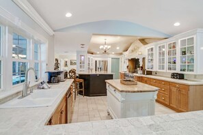 House (1034 Dolphin Dr) | Private kitchen
