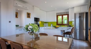 Frigorífico, microondas, horno y placa de cocina
