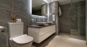 Een douche, een haardroger, handdoeken
