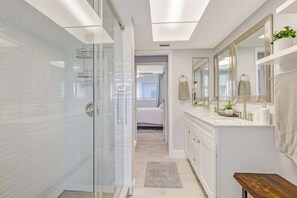 Ferienhaus (1201 SE 32nd Ter) | Badezimmer