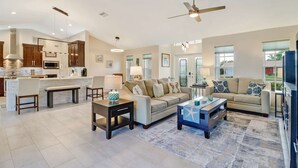 House (124 SE 28th Ter) | Living room - 124 SE 28th Ter (Cape Coral)