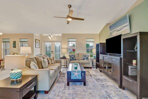 House (124 SE 28th Ter) | Living room