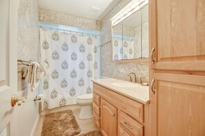 House (143 SE 19th LN) | Bathroom