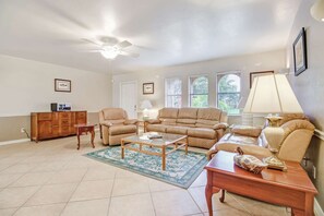 House (143 SE 19th LN) | Living room