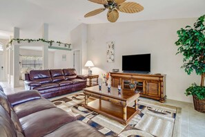 Casa (1519 NW 31st  Ave) | Sala de estar | TV