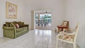Unclassified image, 3 of 25, button - 1520 SW 43rd St (Cape Coral)