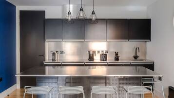 Geladeira, micro-ondas, fogão, cooktop