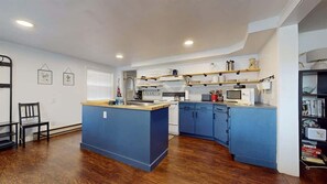 冷蔵庫、電子レンジ、オーブン、コンロ