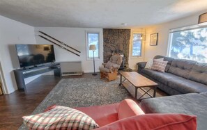 テレビ、書庫、書斎 / ワークスペース