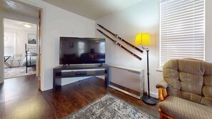 Télévision, livres, espaces bureaux