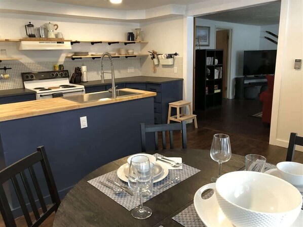 Dining - Fox Hollow - Pet Friendly! (West Yellowstone)