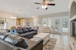 House (323 SE 17th St) | Living room