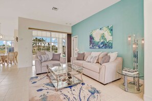 Rumah (1226 SE 20th ST) | Ruang keluarga | Smart TV