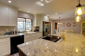 Casa (2216 Everest Parkway) | Cocina privada | Refrigerador, microondas, lavavajillas y cafetera y tetera