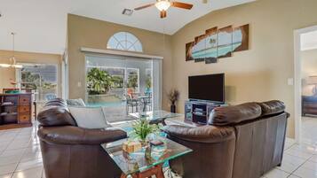 House (2721 SW 42nd LN) | Living room | TV