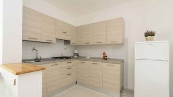 Kühlschrank, Wasserkocher mit Kaffee-/Teezubehör