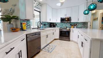 House (4935 SW 20th PL) | Private kitchen | Fridge, microwave, dishwasher, coffee/tea maker