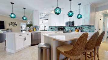 House (4935 SW 20th PL) | Private kitchen | Fridge, microwave, dishwasher, coffee/tea maker