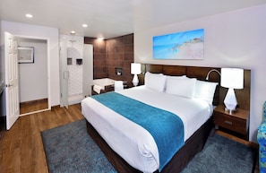 Bureau, rideaux occultants, fer et planche à repasser